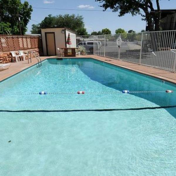 Aiken's Lodge - pool